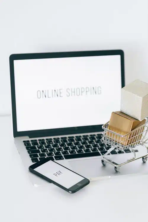 Laptop dengan keranjang belanja dan smartphone