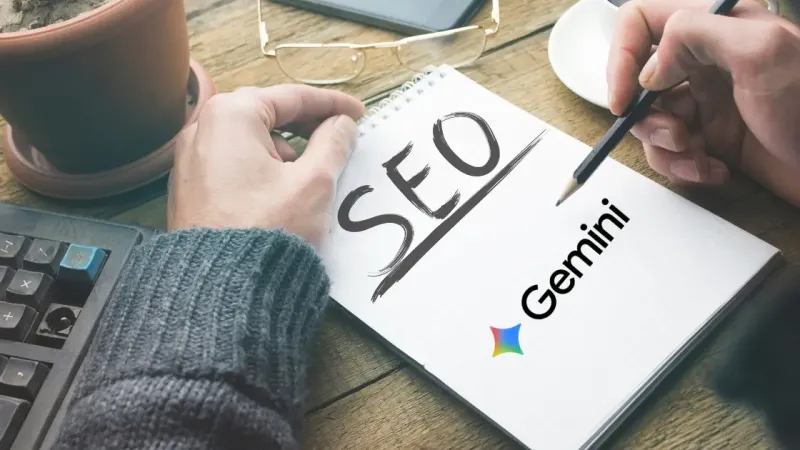 Penulis konten menggunakan Google Gemini AI di laptop untuk artikel blog SEO-friendly