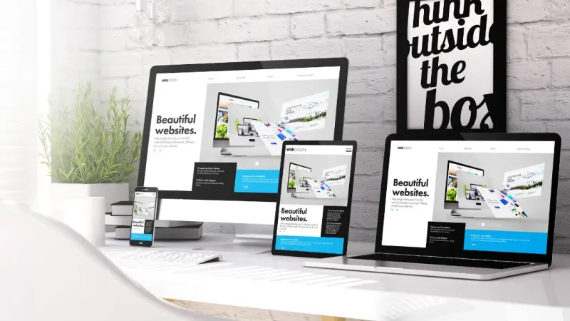 Smartphone menampilkan desain website responsif mobile-first yang dioptimasi