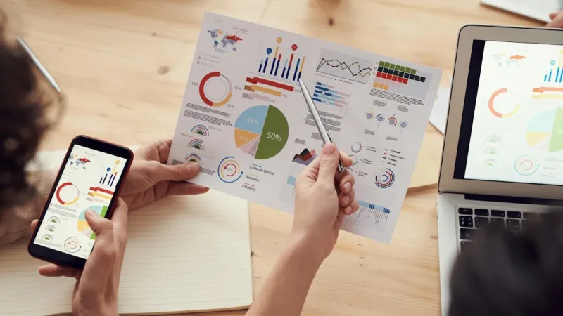 Desainer web membuat mockup landing page profesional untuk konversi bisnis
