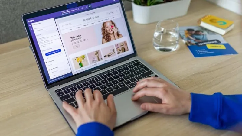 Laptop menampilkan editor toko online WooCommerce