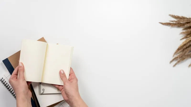 Paket belanja online dengan tas warna-warni mewakili toko online yang sukses