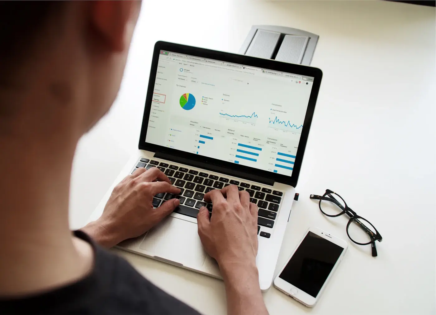 Dashboard grafik bisnis di layar laptop