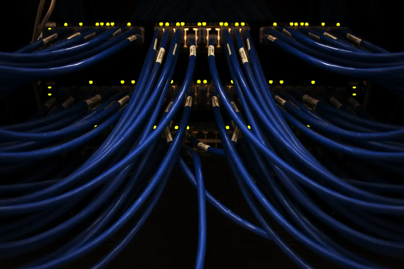 Kabel jaringan yang saling terhubung
