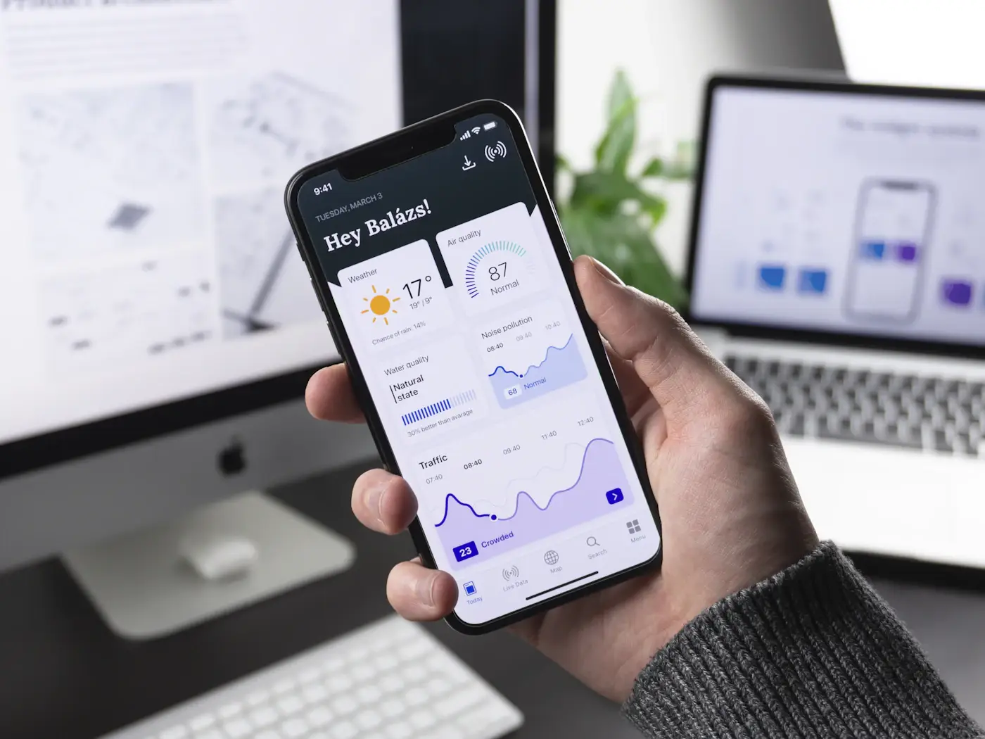 Aplikasi mobile ditampilkan di layar ponsel