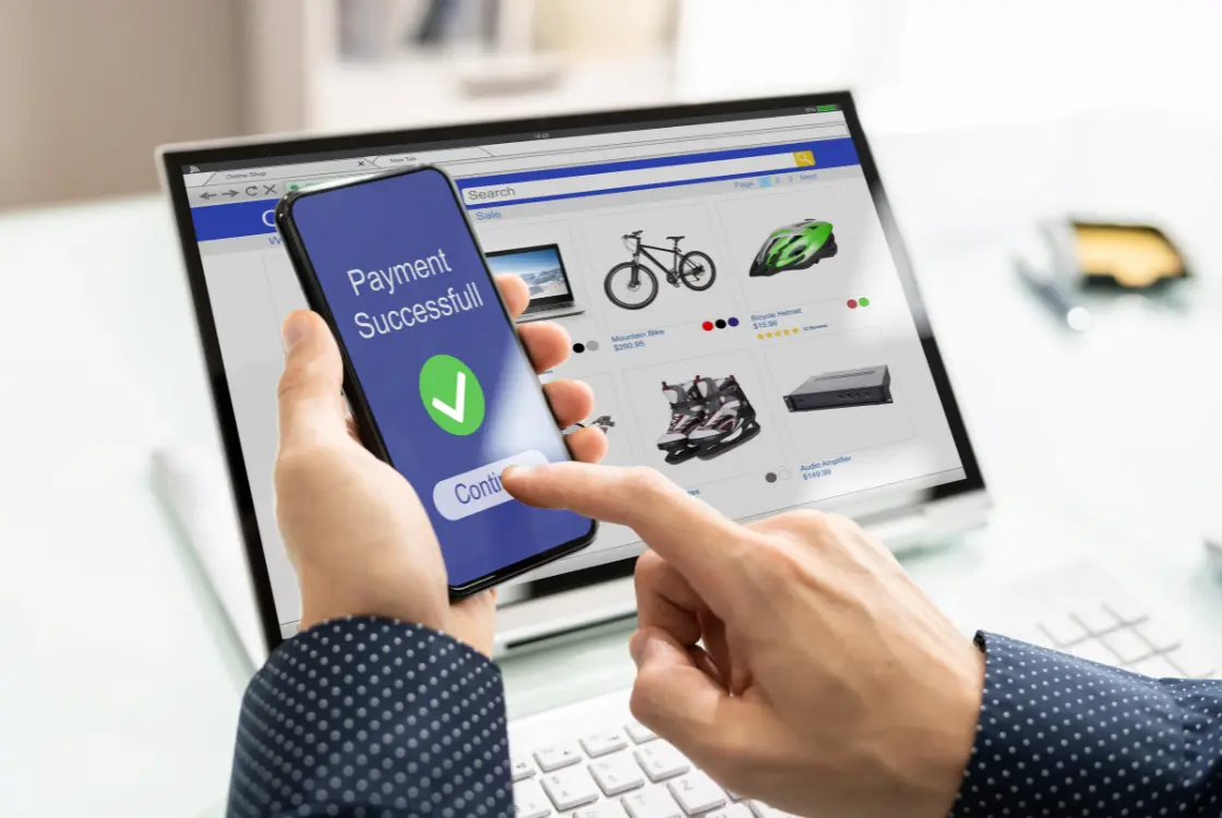 Tas belanja dan laptop mewakili perbandingan platform ecommerce WooCommerce dan Shopify