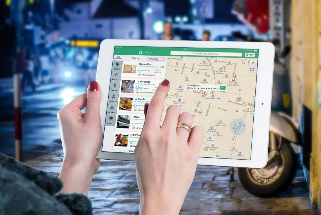 Peta lokasi dan laptop untuk strategi local SEO bisnis Indonesia di Google Maps