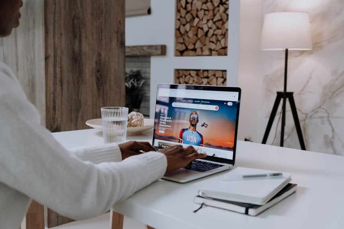 Developer menggunakan MacBook untuk membuat website