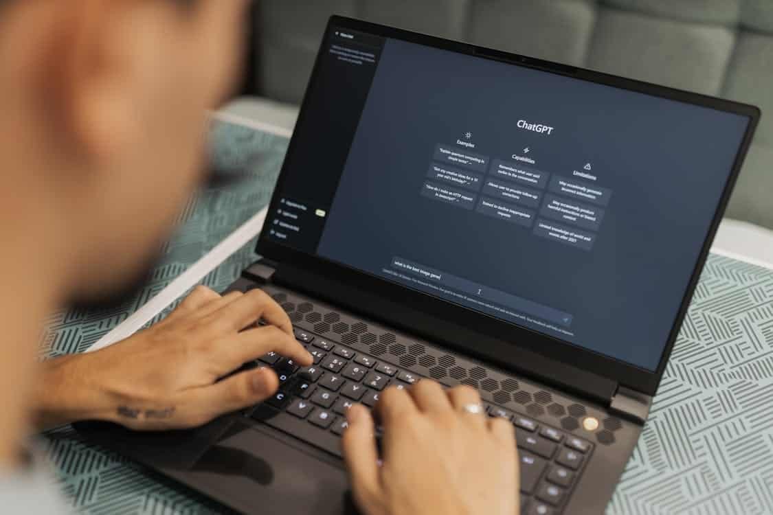 Profesional menggunakan ChatGPT di laptop untuk pemasaran