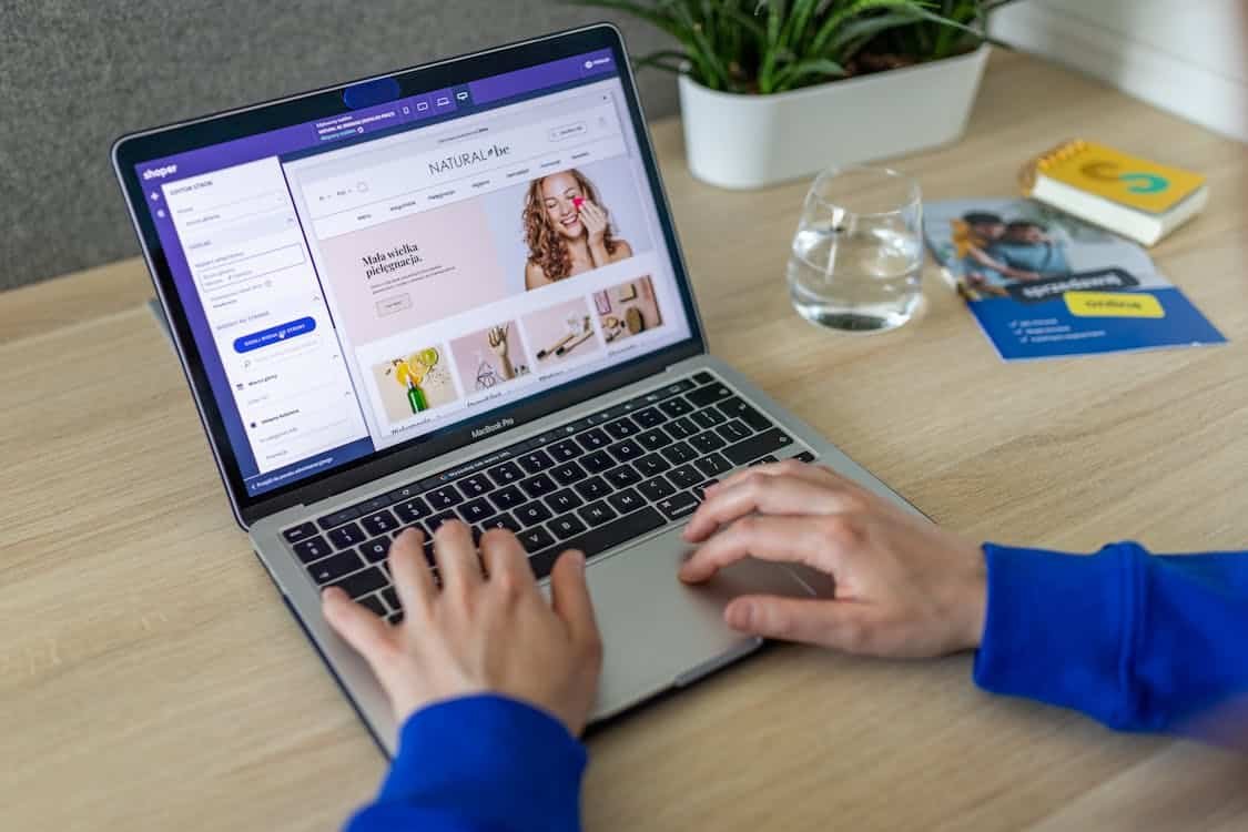 Laptop menampilkan editor toko online WooCommerce