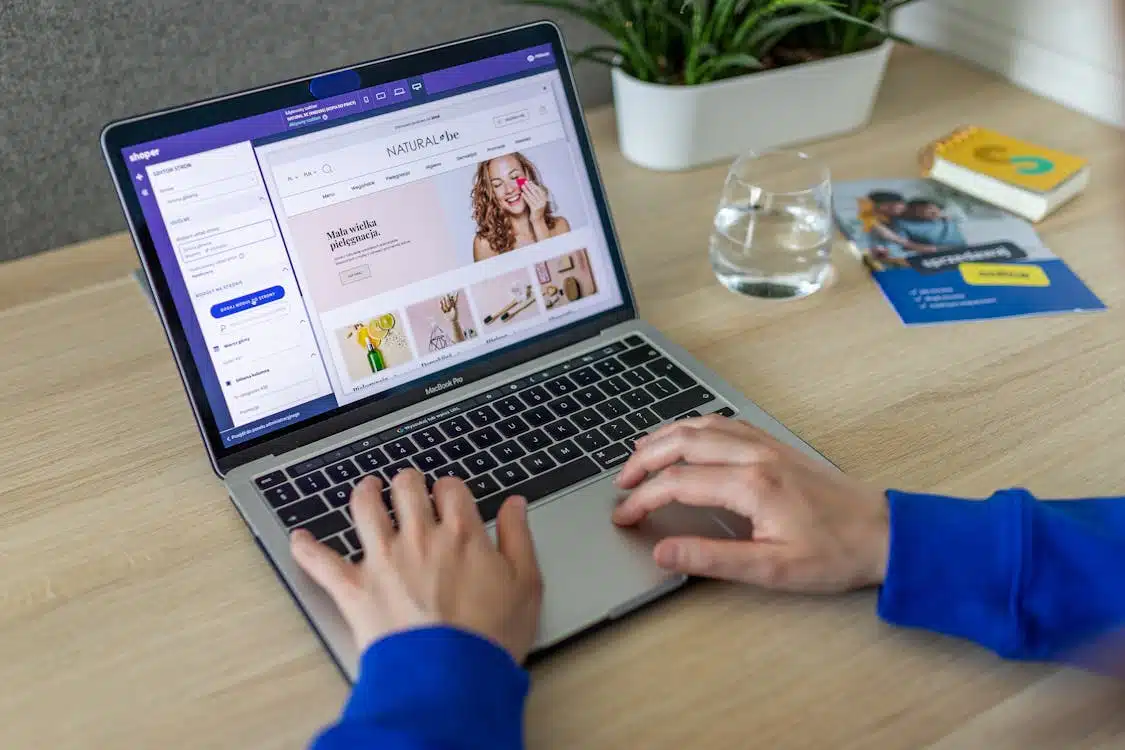 Laptop menampilkan editor toko online WooCommerce