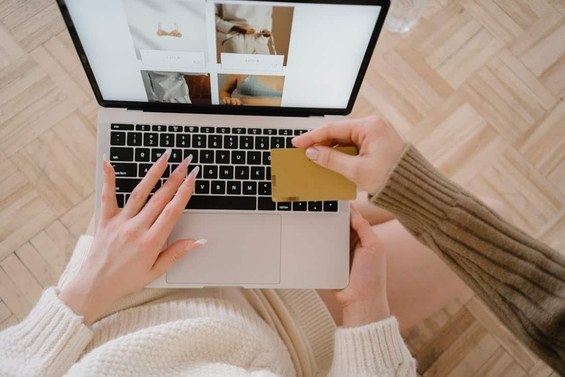Pembeli memesan produk secara online