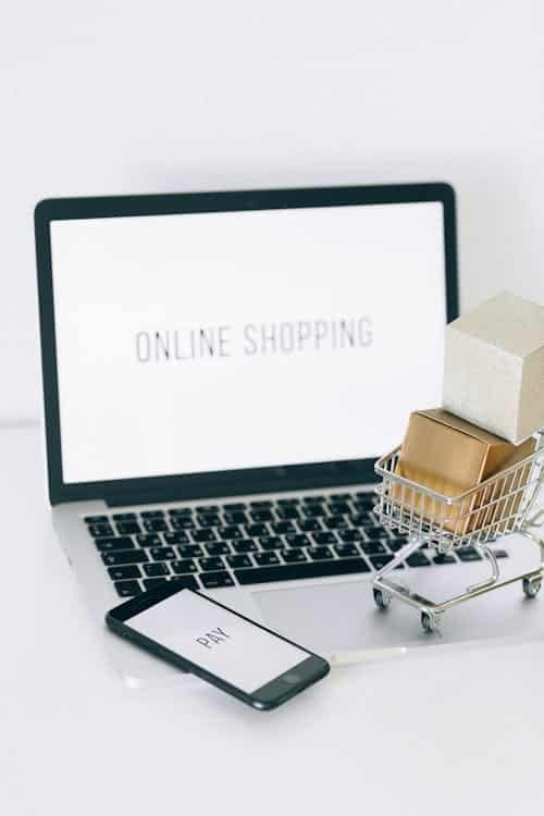 Laptop dengan keranjang belanja dan smartphone