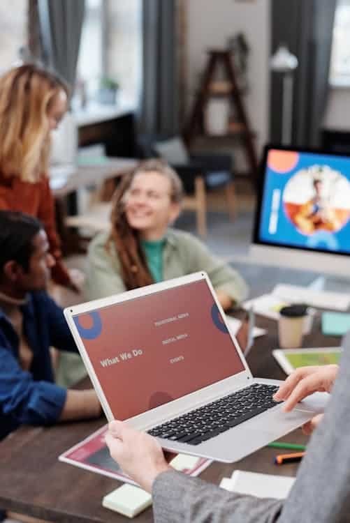 Tim marketing merencanakan strategi konten dengan AI