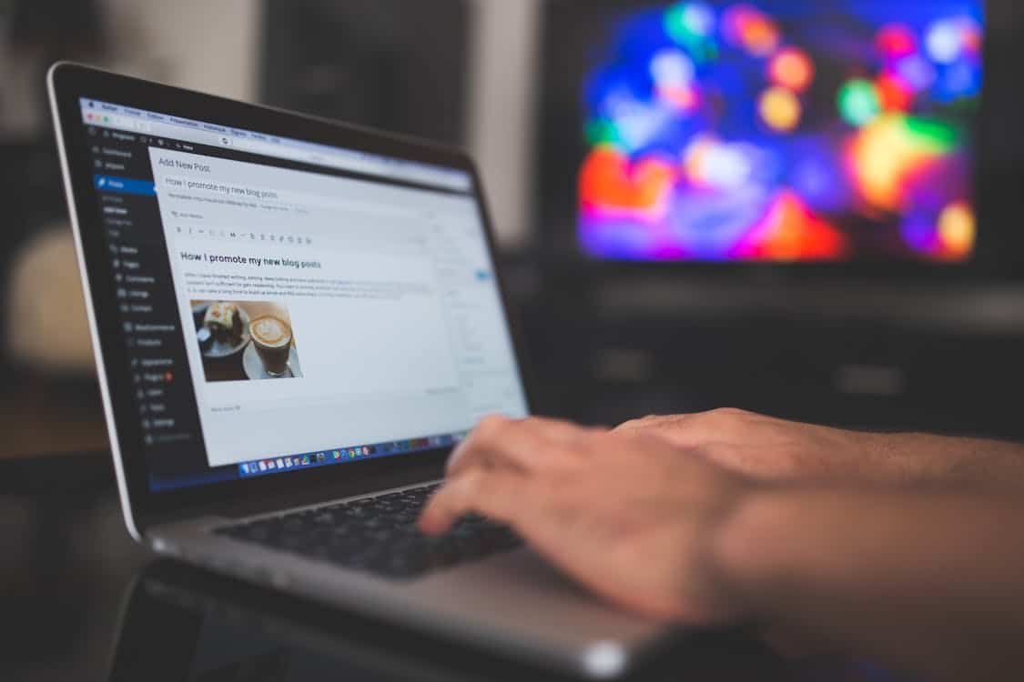 Mengetik di keyboard saat belajar WordPress