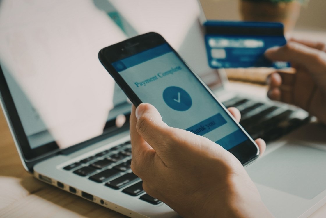 Seseorang melakukan pembayaran contactless menggunakan smartphone di terminal