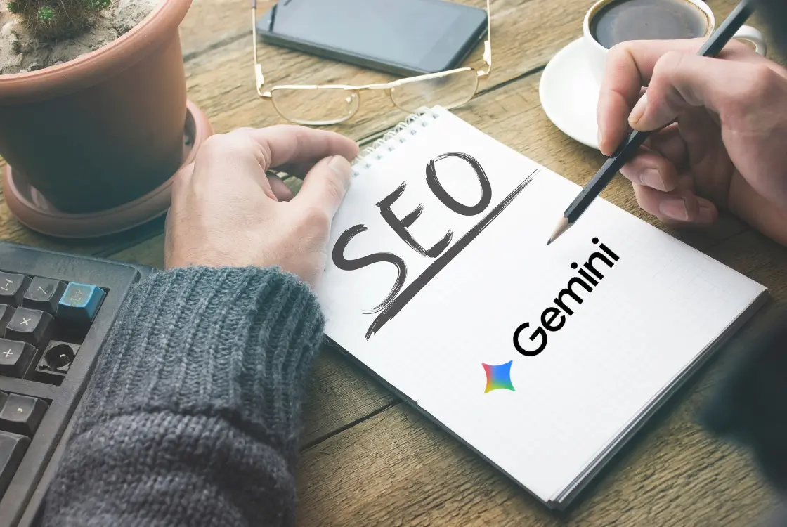 Penulis konten menggunakan Google Gemini AI di laptop untuk artikel blog SEO-friendly