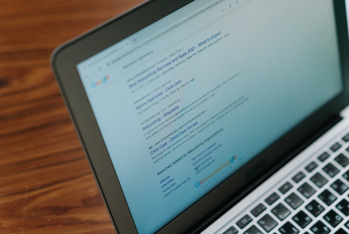 Pemilik bisnis Indonesia setup kampanye Google Ads di laptop dengan dashboard analytics terbuka, Cara Pasang Google Ads untuk Pemula