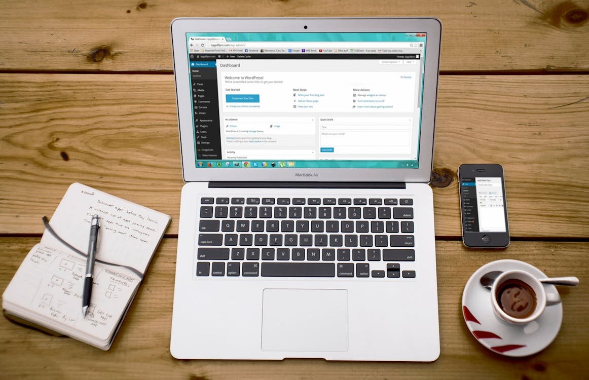 Home office dengan desk dan komputer yang nyaman