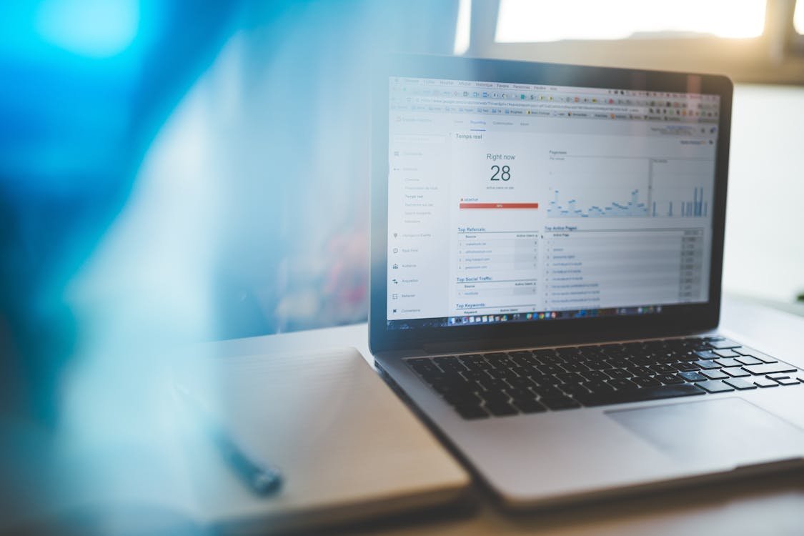 Laptop menyala dengan editor konten WordPress