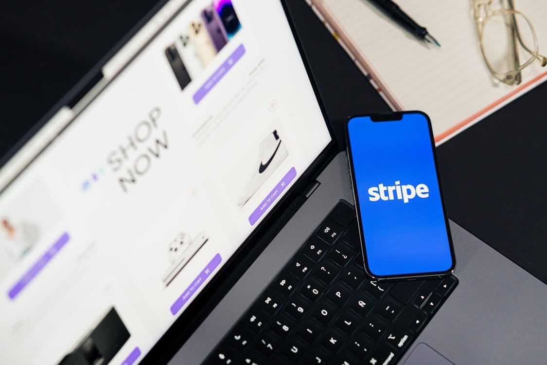 Smartphone di keranjang belanja di atas laptop