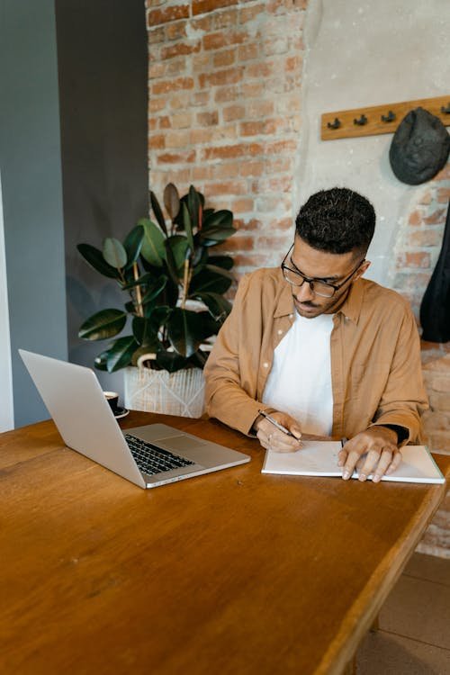 Tim marketing merencanakan strategi konten dengan AI