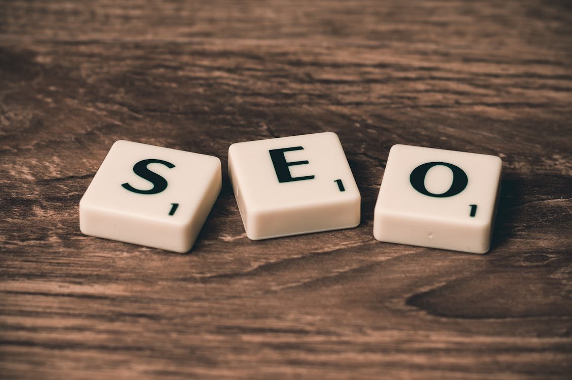 Tim SEO menganalisa hasil teknik on-page SEO website