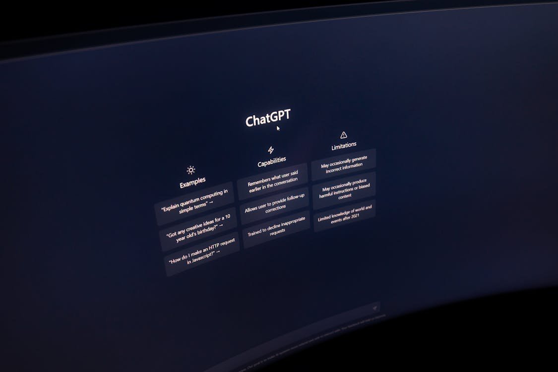 Antarmuka AI chatbot canggih di layar komputer untuk perbandingan Claude vs Gemini