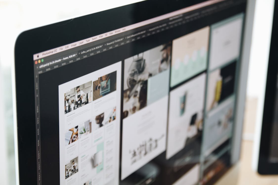 Proses desain dan layout website menggunakan theme WordPress yang modern dan responsif