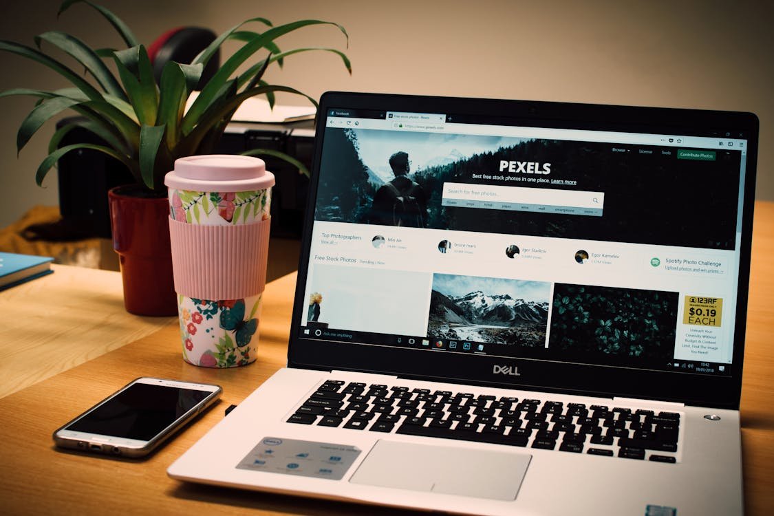 Laptop menampilkan data performa website dan metrics kecepatan halaman