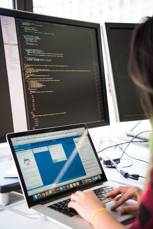 Developer web mengoptimalkan LCP, INP, dan CLS pada website bisnis profesional