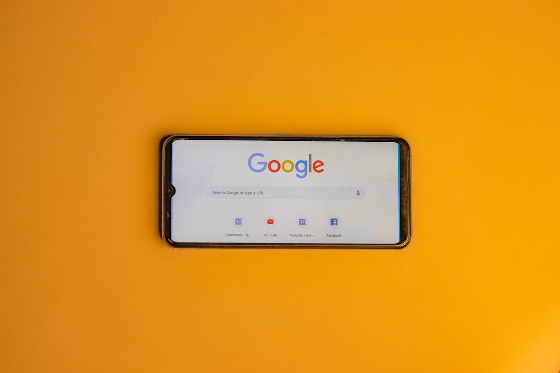 Layar laptop menampilkan Google Search Console untuk monitoring performa website