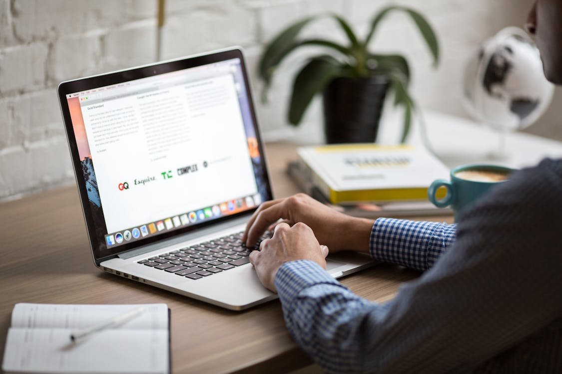 Laptop terbuka di meja untuk pengembangan dan pengelolaan website WordPress