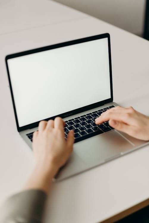 Pebisnis wanita menggunakan laptop untuk perencanaan biaya website profesional