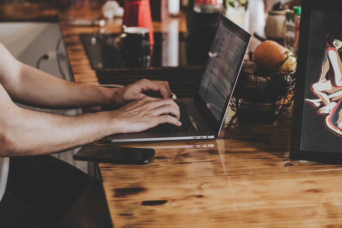 Setup coding profesional dengan layar gelap untuk konfigurasi plugin WordPress