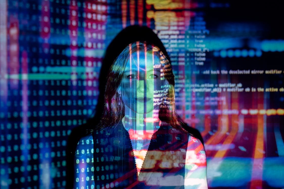 Profesional menganalisis data SEO di laptop untuk konfigurasi Rank Math