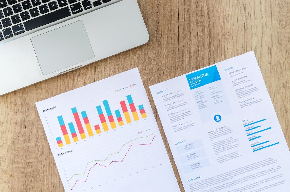 Layar analytics SEO on-page menampilkan data performa optimasi konten website