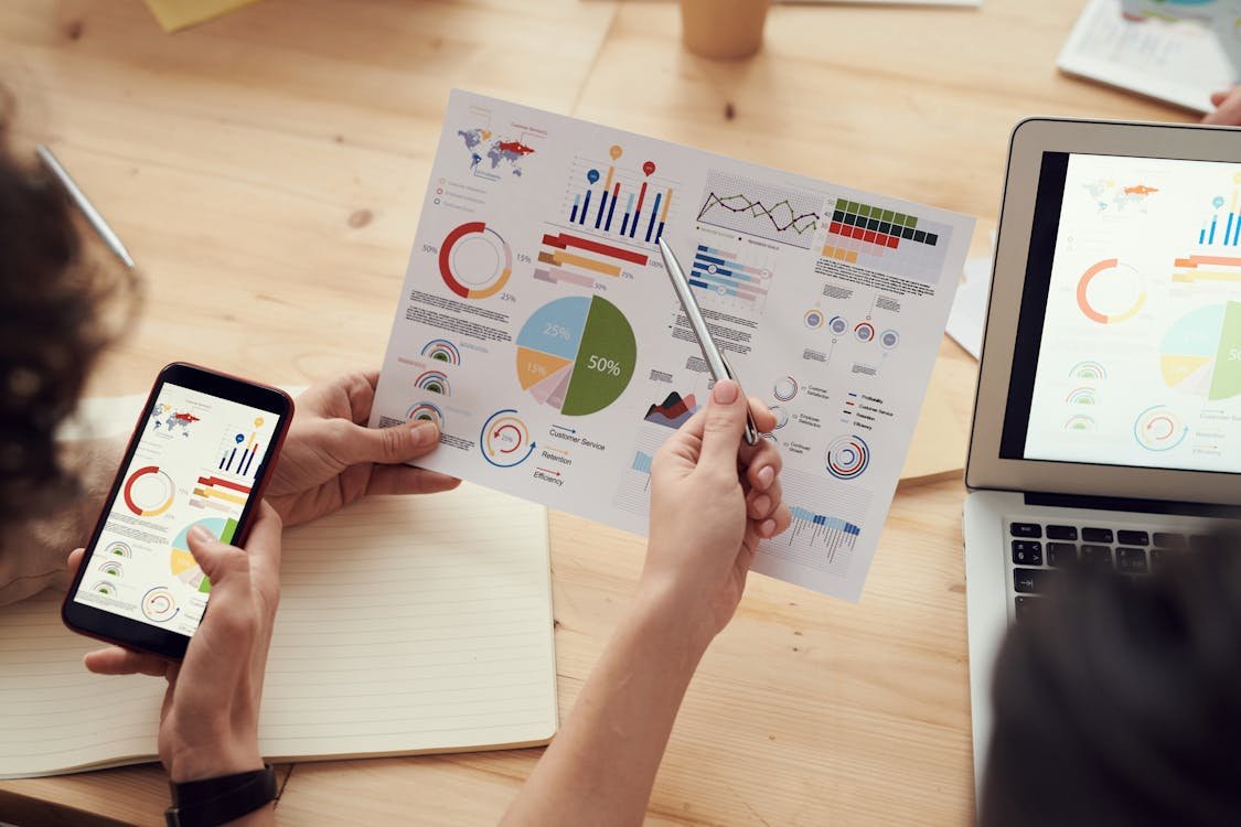 Desainer web membuat mockup landing page profesional untuk konversi bisnis