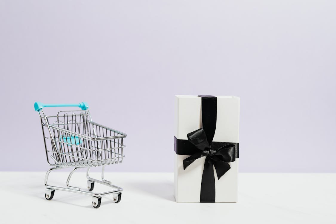 Laptop menampilkan halaman produk toko online yang dioptimasi untuk SEO ecommerce